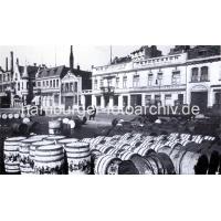 3560_1 Historische Bilder vom St. Pauli Fischmarkt - Häuserzeile an der Strasse, Holztonnen. | St. Pauli Fischmarkt - Strassen + Plaetze in Hamburg Altona.